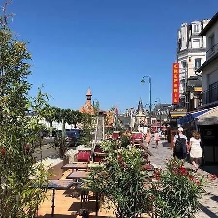 Les Parasols De Trouville-sur-Mer